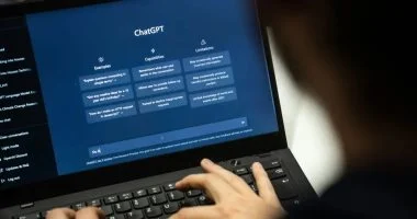 العزلة الرقمية: دراسة تكشف لجوء 40% من المراهقين لروبوتات الدردشة بحثاً عن الدعم