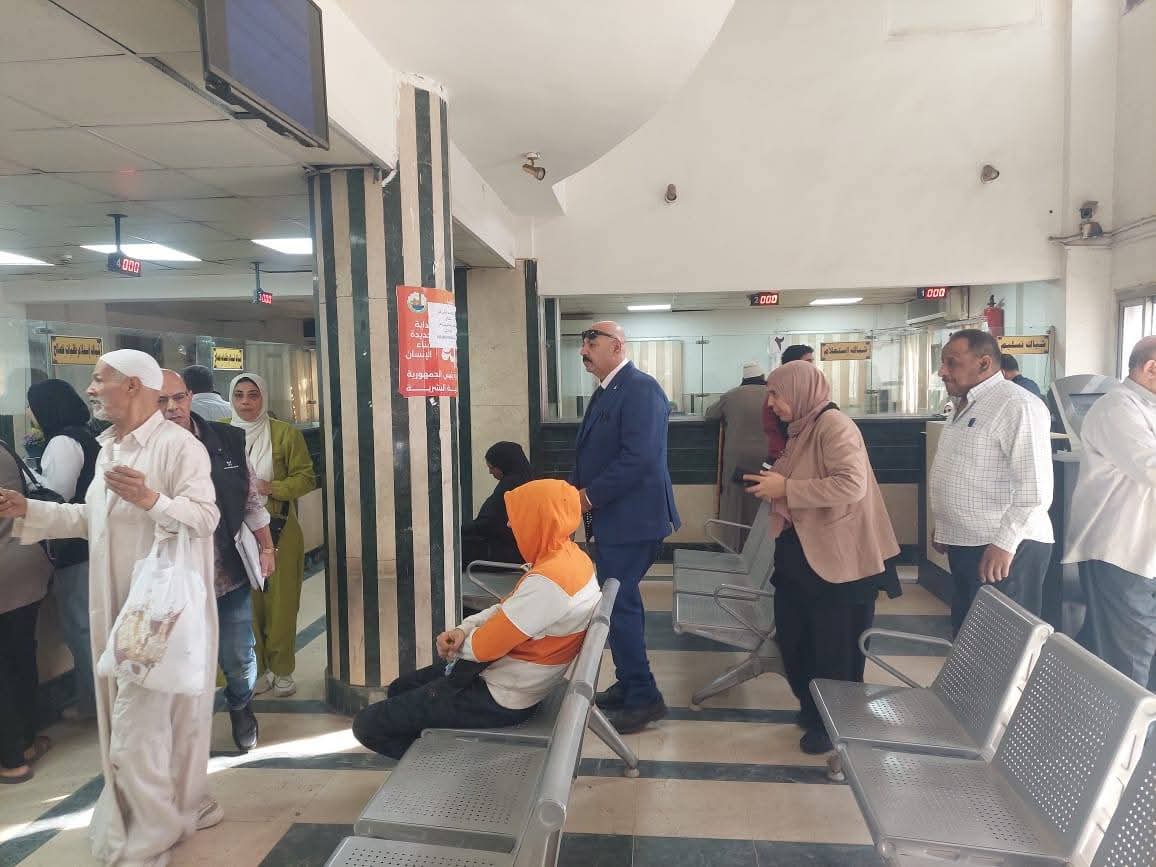 رئيس حي شرق يتابع ملفات التصالح وتراخيص المحلات..وتوجيهات بـ "السرعة والتيسير"